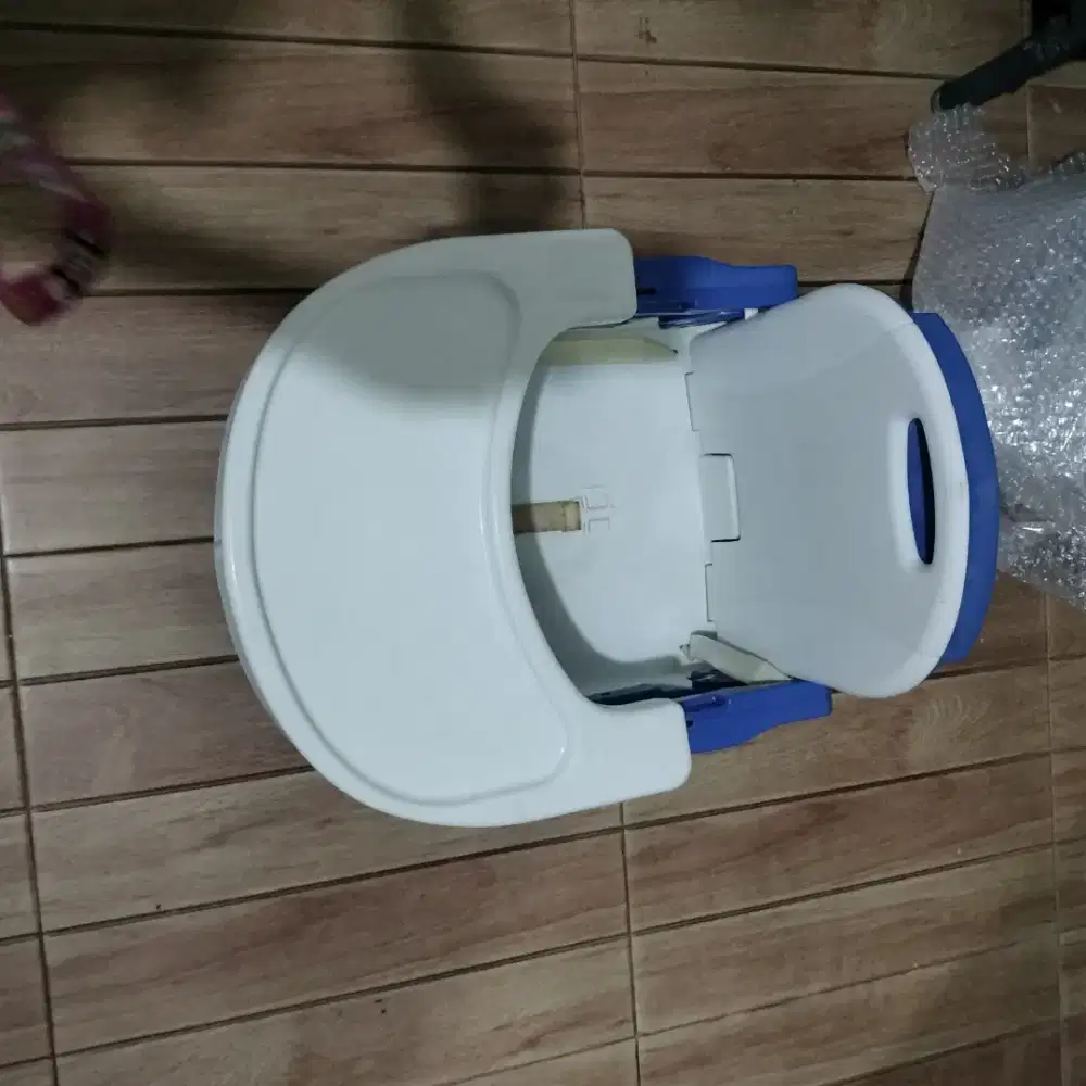 Meja makan bayi bekas