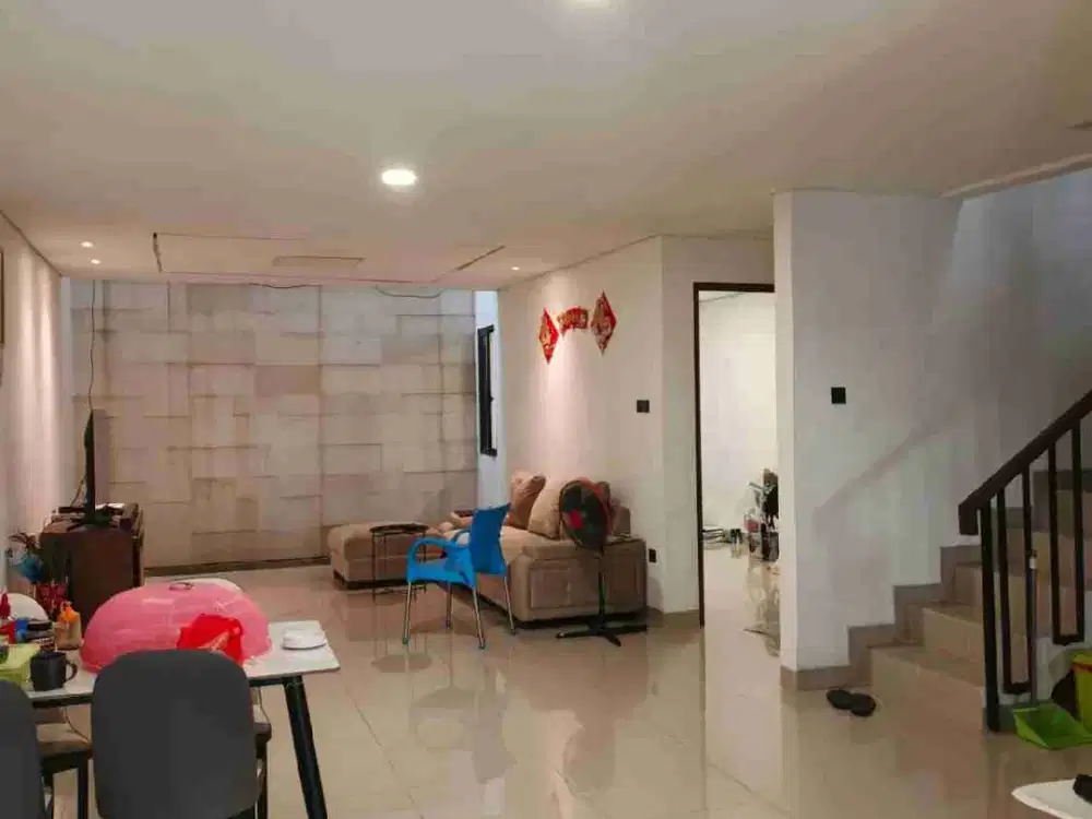 DIJUAL RUMAH 2½ LANTAI PERUMAHAN TAMAN MODERN JAKTIM (Lnn)