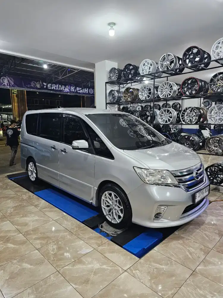 Di jual cepat serena HWS silver 2013