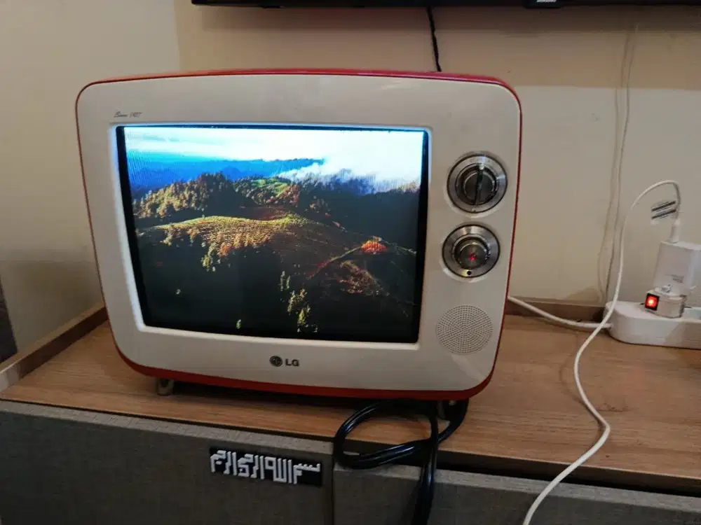 LG Retro Classic TV 14 inch, design by Jun-ki Kim, masih nyala bagus
