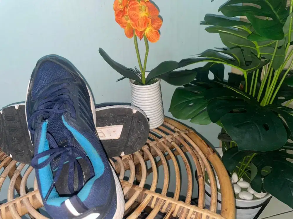 sepatu olahraga biru