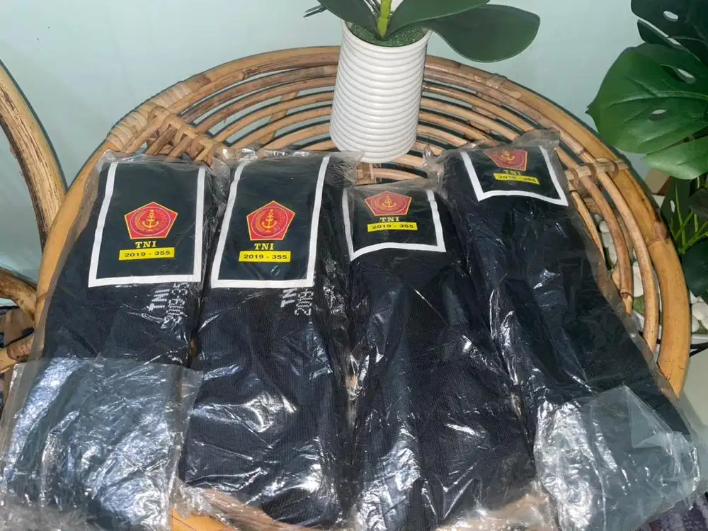 kaos kaki hitam