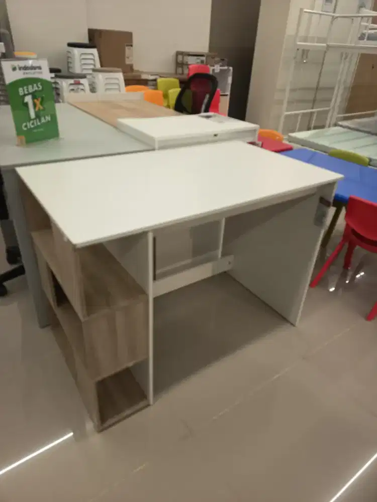 Meja kantor Eris