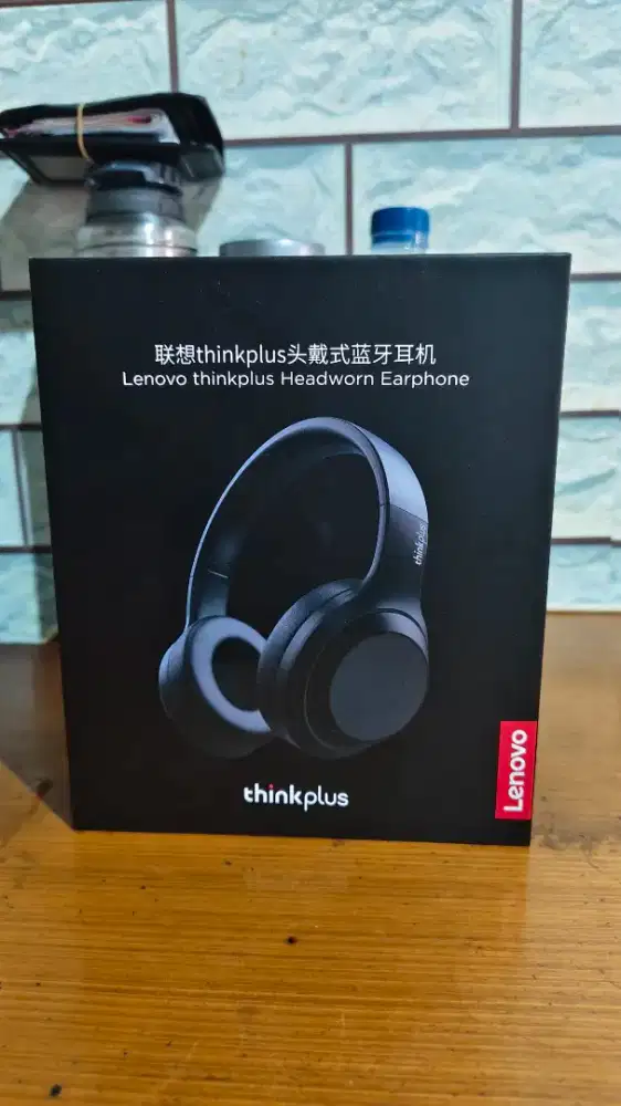 Headphone Lenovo warna putih cream