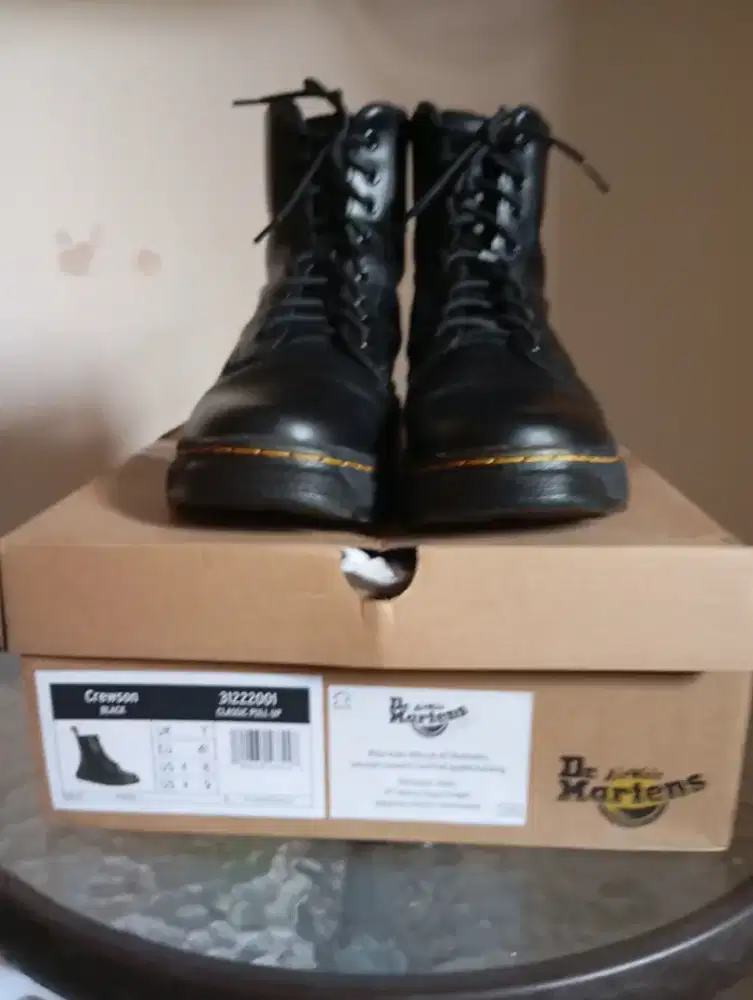 Dr Martens (crewson leather lace up boots)