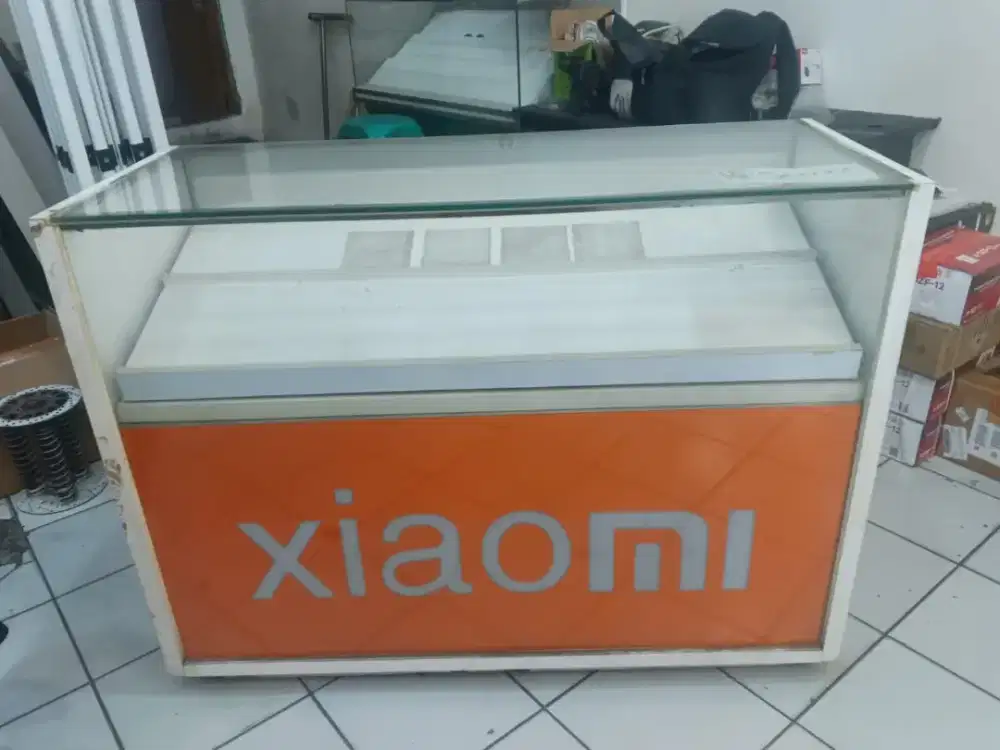 etalase bekas pajangan handphone