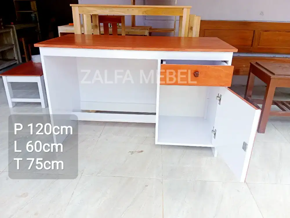 Meja belajar minimalis