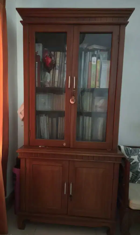 Preloved Lemari Buku Kayu Jati Asli
Klasik, kokoh, dan elegan