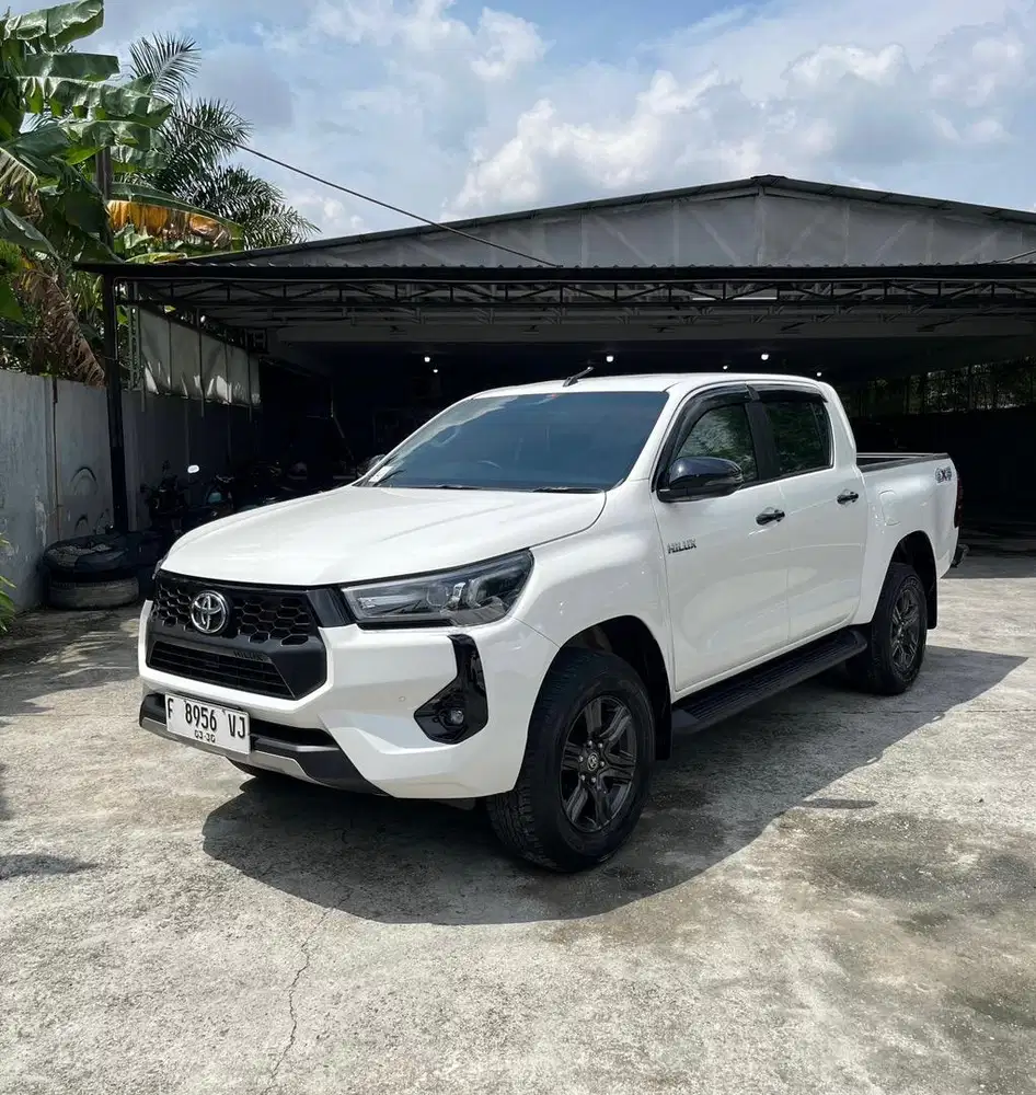 HILUX V 4X4 2025 AUTOMATIC Km 12 Ribu Unit Seken Rasa Baru
