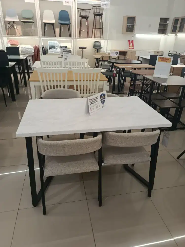 Meja makan selma