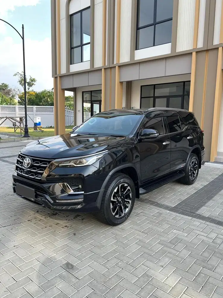 LOW KM DIESEL MULUS TERAWAT ! Toyota Fortuner 2.4 VRZ GR AT 2021 Hitam