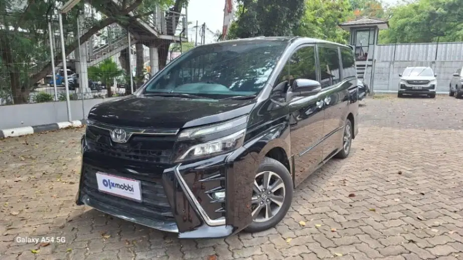 DP MURAH Toyota Voxy 2.0 Bensin-AT 2018 BZT