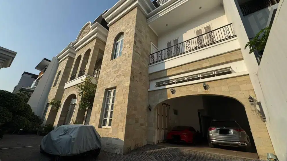 Dijual Rumah Bergaya Classic Siap Huni di Bukit Gading Mediterania Kel