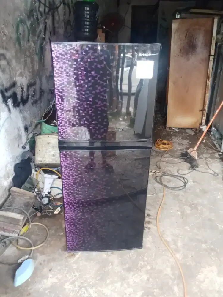 Kulkas 2 pintu merek Sharp