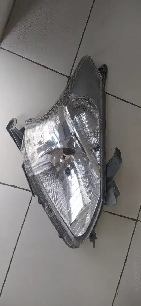 Lampu depan kanan Toyota Avanza 2012