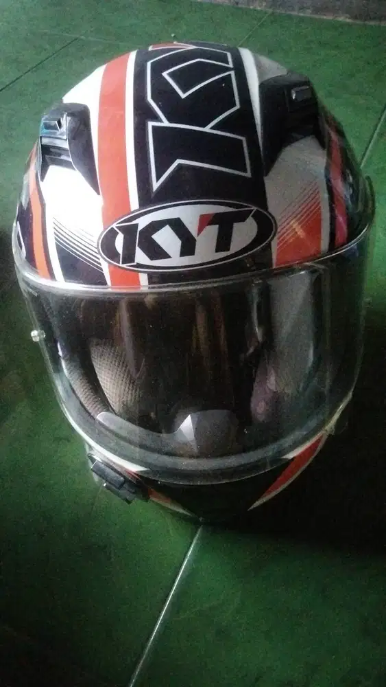 Helm KYT R10 sesuai gambar