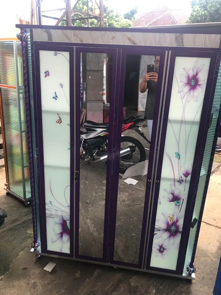Lemari baju 4 pintu ulir