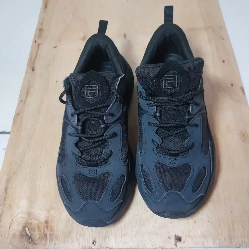 Sepatu second seperti baru fila mars 2, sepatu olahraga mulus branded