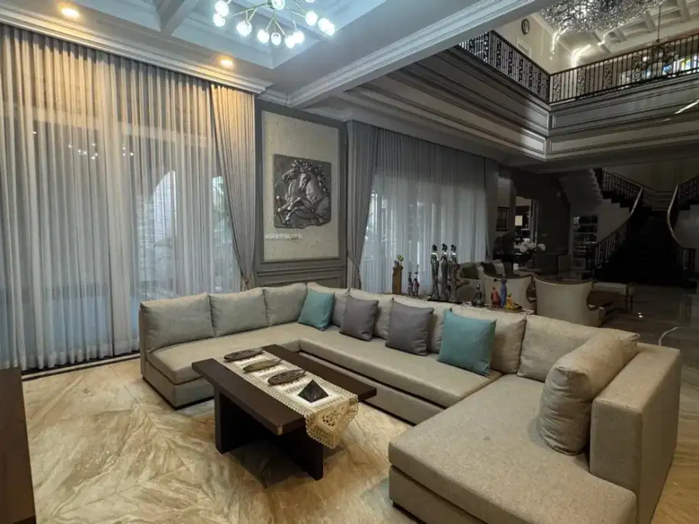 Dijual Rumah Bergaya Classic Terdapat Jacuzzi di Bukit Gading Mediterania Jakarta Utara
