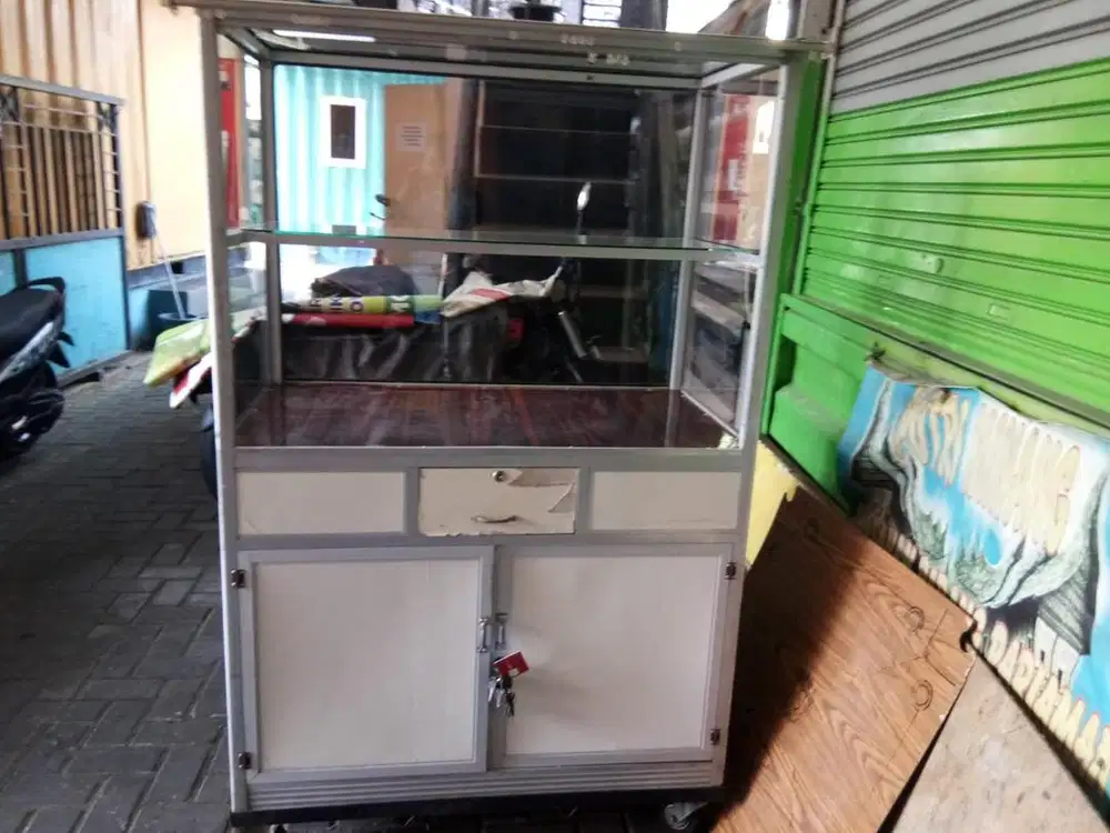 Etalase bekas untuk makanan