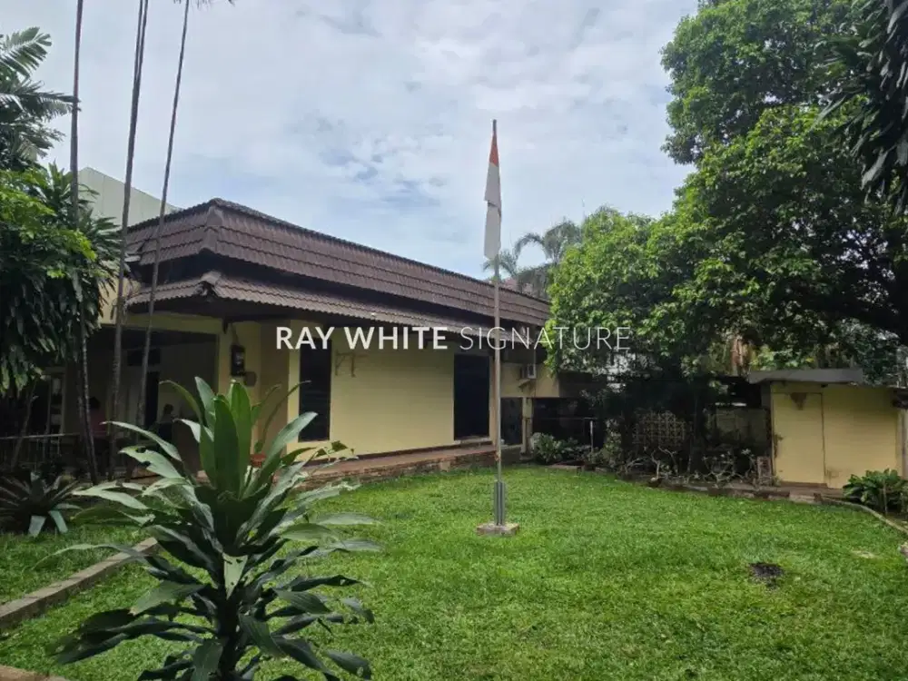 Dijual Rumah lama Depan Taman Area Prime di Kebayoran Baru