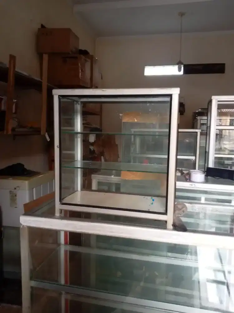 Etalase bekas 1.5 meter dan etalase rokok