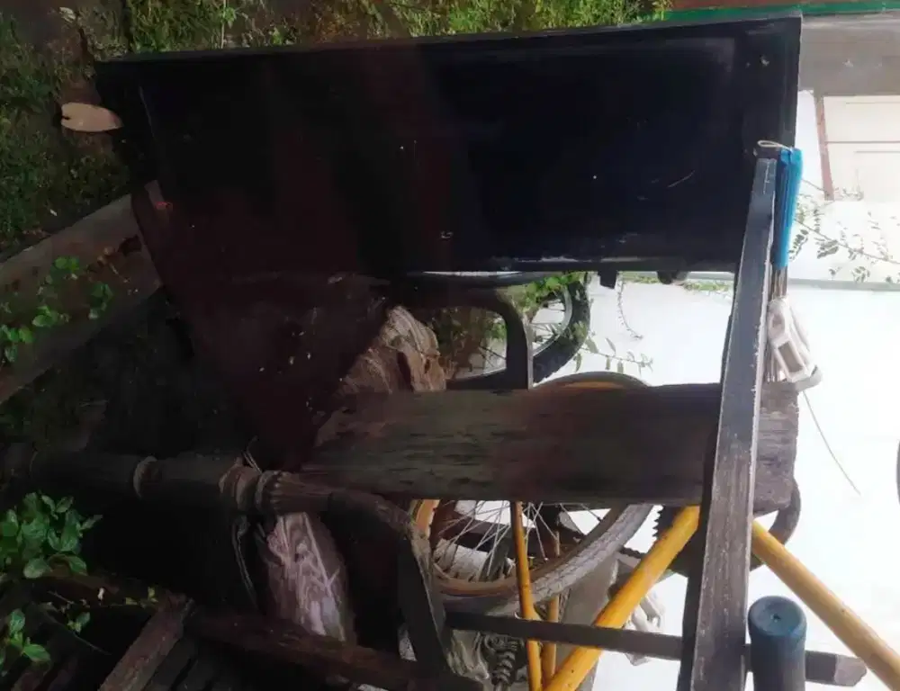 Bismillah Dijual Cepat Dipan kasur Rusak patah Masih Bisa Diiperbaiki