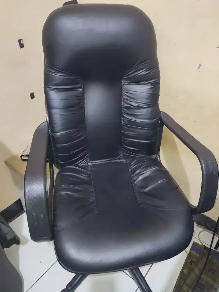 KURSI KANTOR HITAM
