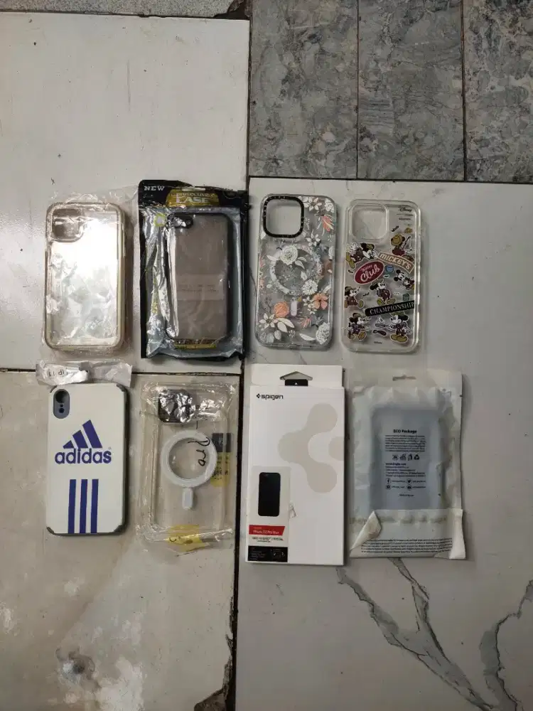 Casing hp iPhone dari berbagai merek, baik iPhone 10, 11, dan 12 pro