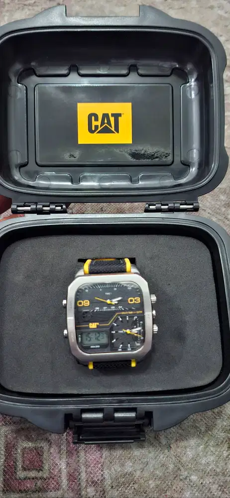 Jam tangan masih bagus baru bbrpa bulan pakai catherpillar