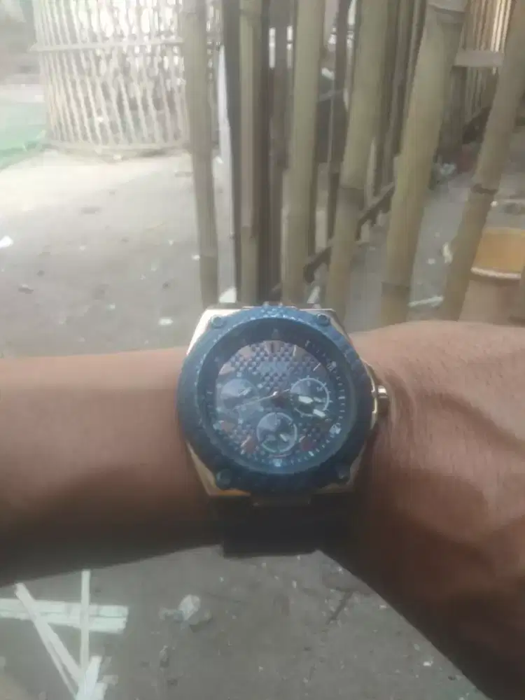 Jam tangan merk guess lagi Bu nego