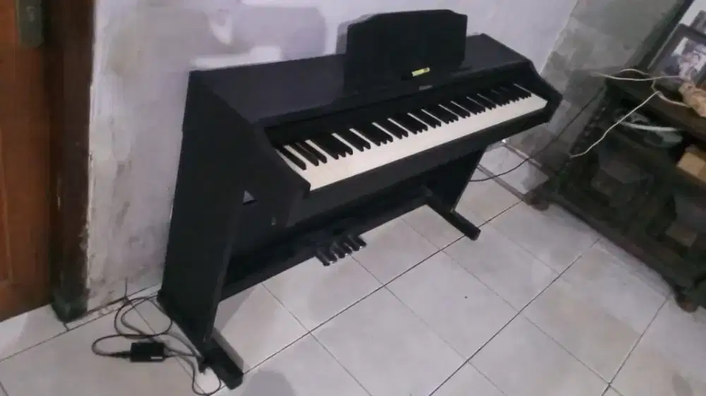 ROLAND RP102  Digital Piano