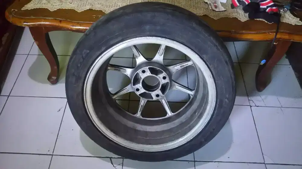 Velg mobil untuk ban serep R16