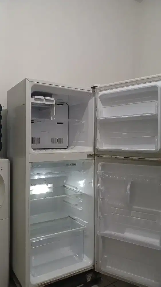 Kulkas sharp 2 pintu