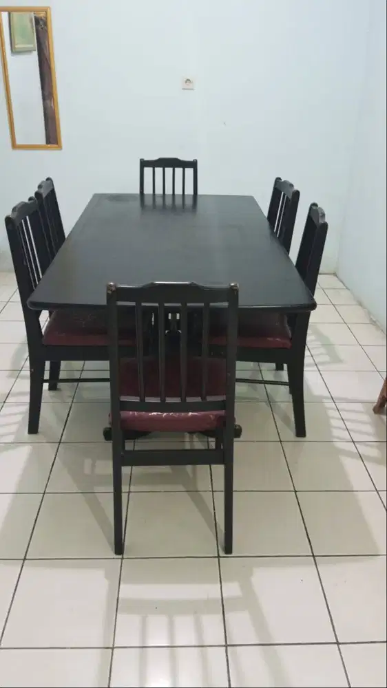 Jual cepat 1 full set meja makan beserta kursi