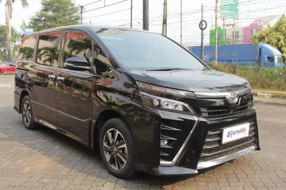 DP MURAH Toyota Voxy 2.0 Bensin-AT 2019 Hitam CSIMB