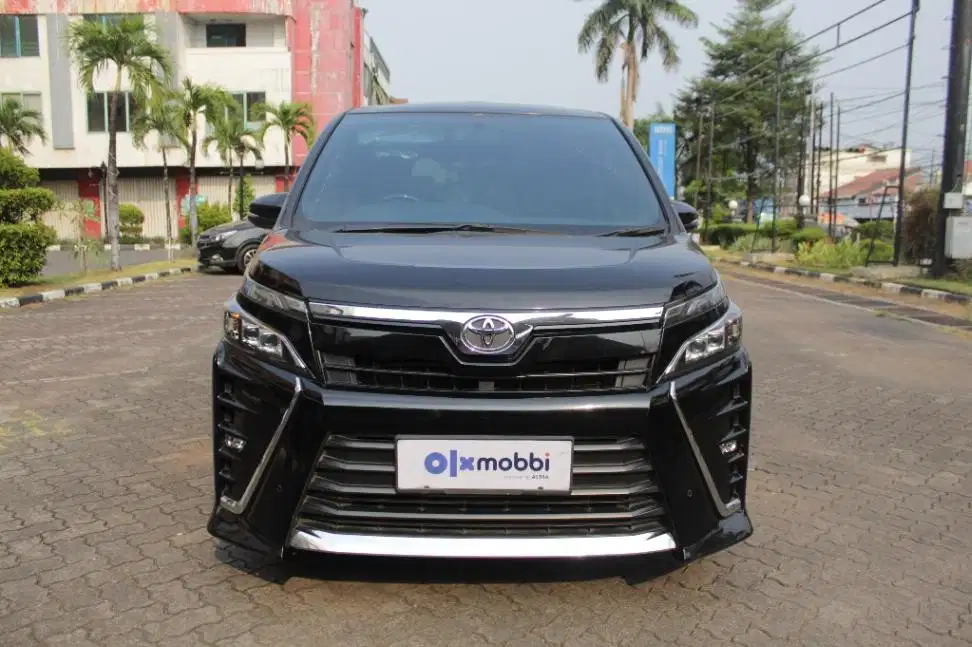 DP MURAH Toyota Voxy 2.0 Bensin-AT 2019 Hitam CSIMB