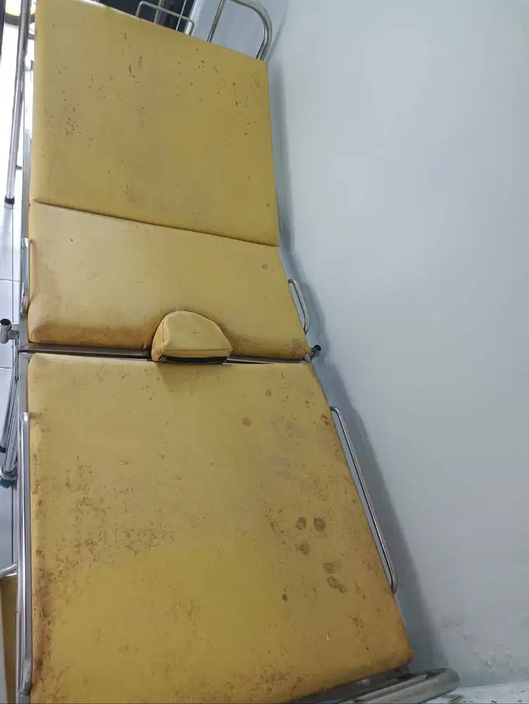 Bed ginekologi lengkap dengan penyangga kaki dan tangga