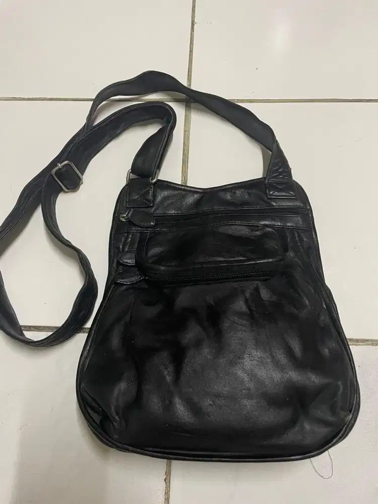 Tas hitam selempang kulit asli