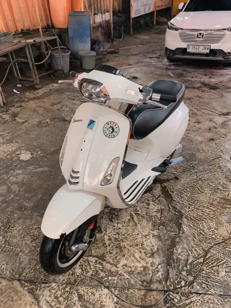 Vespa sprint white 150cc