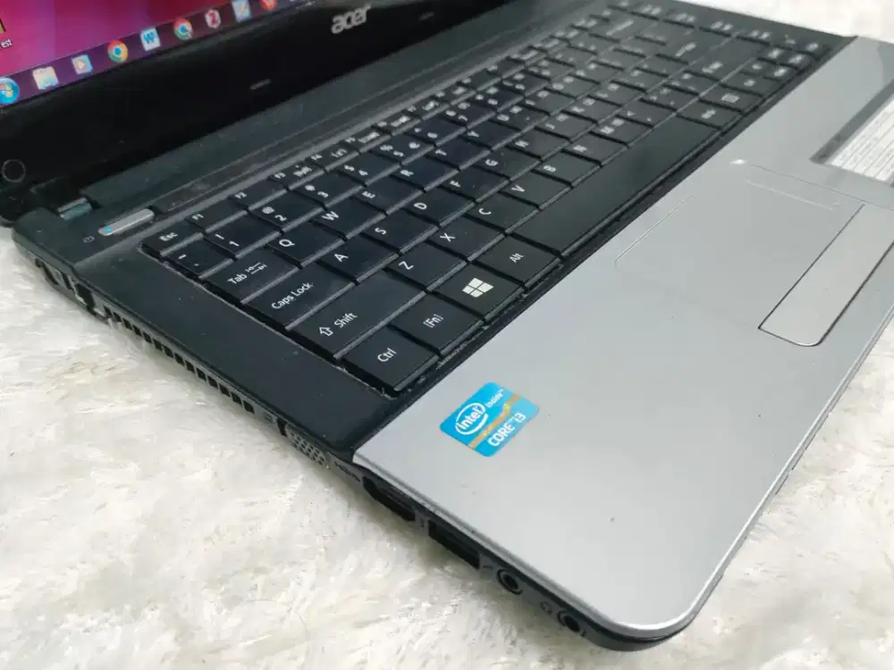 Acer E1-471

- Intel Core i3 - 2328M
- Ram 4 GB