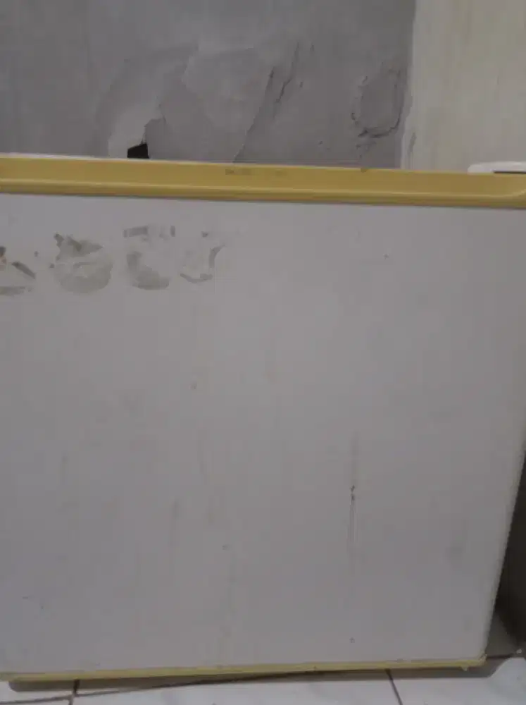 Jual cepat aja kulkas mini / freezer mini sanyo