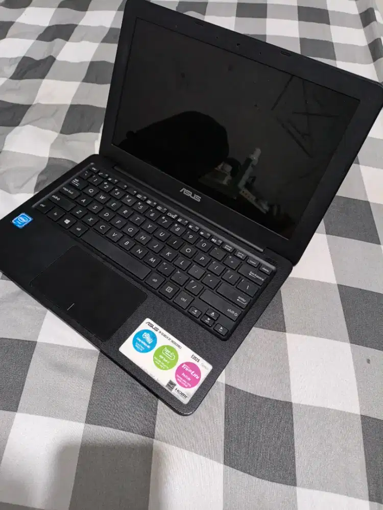 laptop ASUS E202S