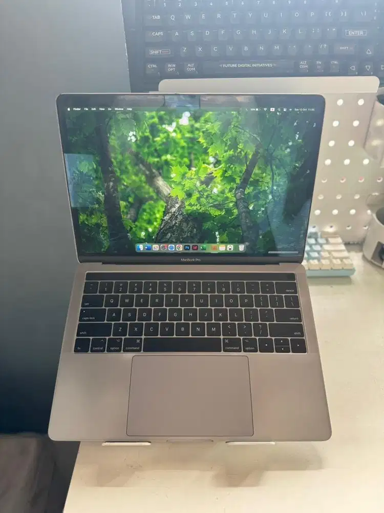 Macbook Pro 2017 Touchbar Core i5 RAM 8GB SSD 512GB Lengkap Kotak