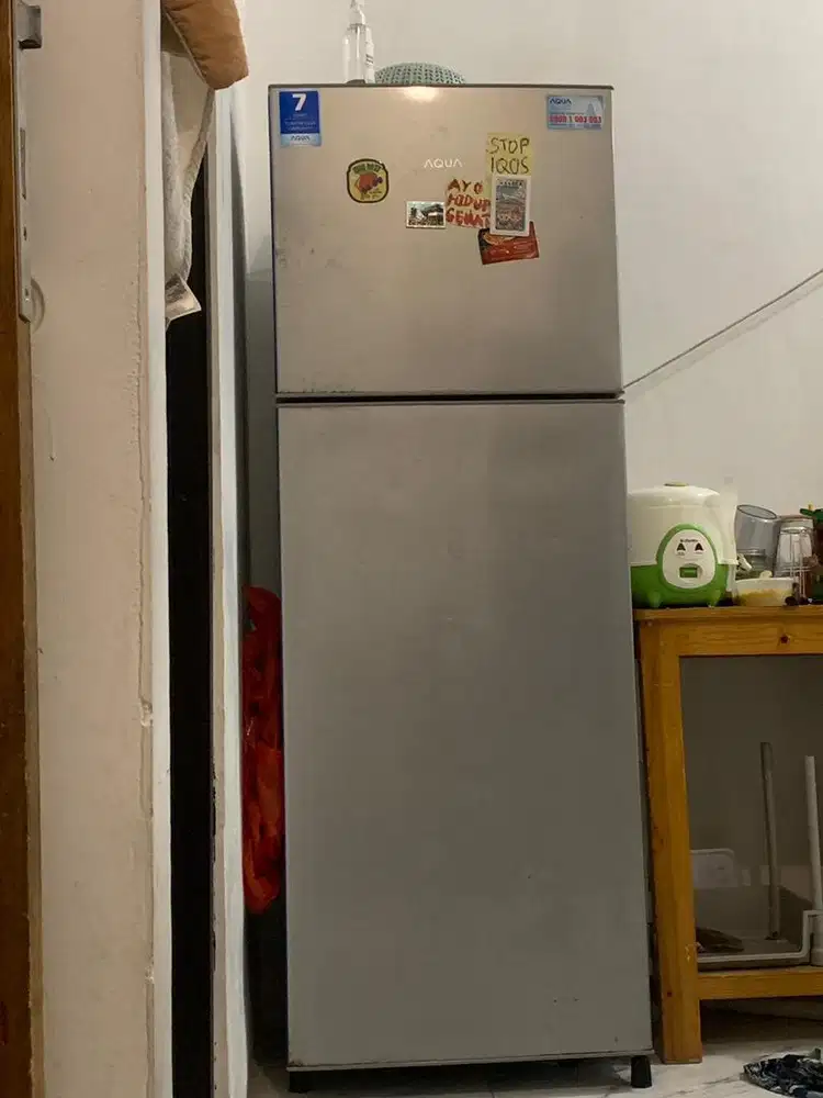dijual kulkas 2 pintu merk aqua besar