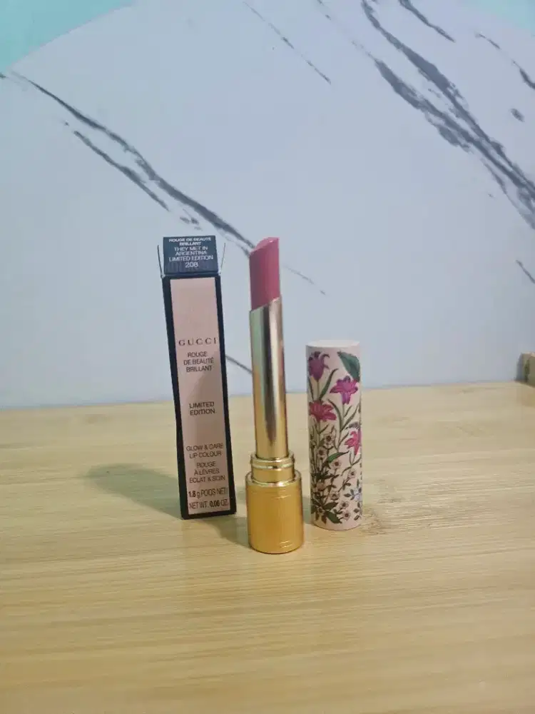 Gucci rouge brilliant Lipstick 208