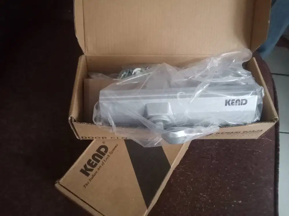 Door closer merk kend type 83210 warna silver