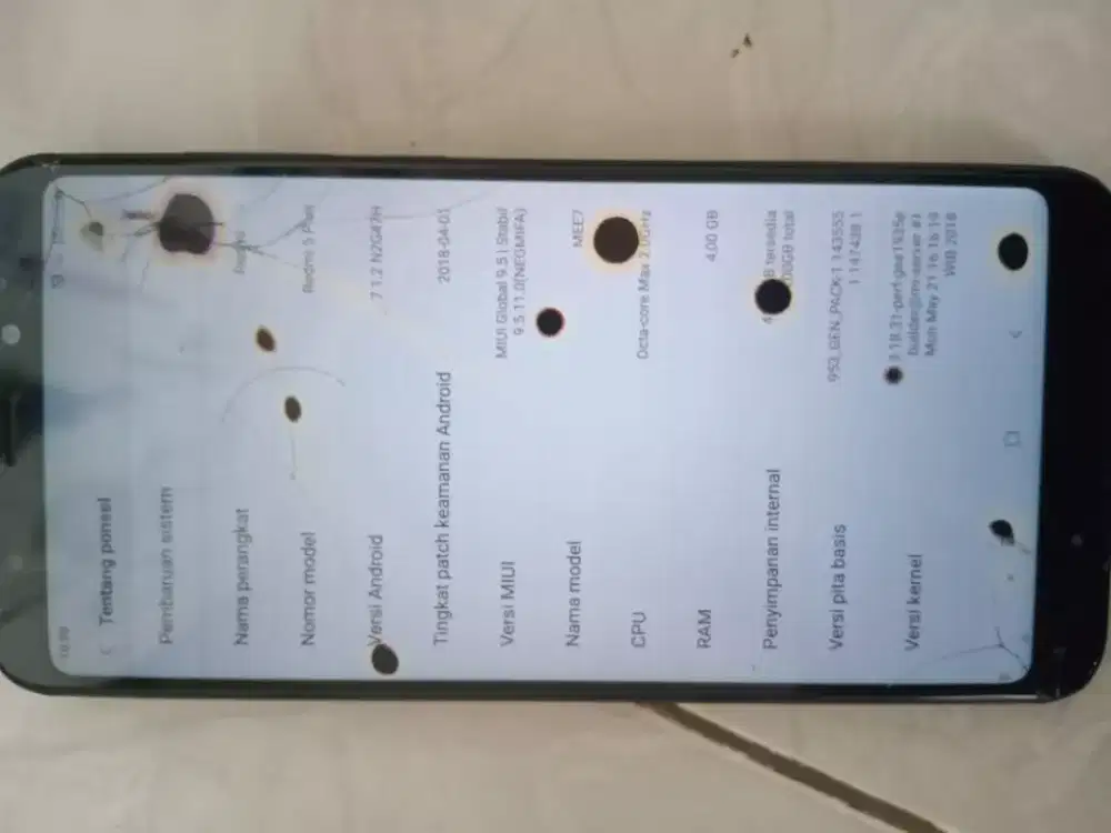 Redmi 5 plus ram 4/64 min kaya di poto bercak item lyr retajl