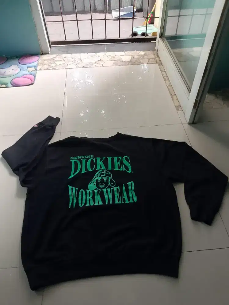 Crewneck dickies ukuran L freeongkir
