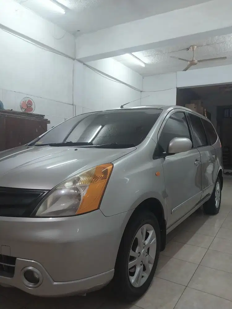 Nissan Grand livina 1.5 XV Manual Thn 2012 Wrn Abu Metalic (3Baris)